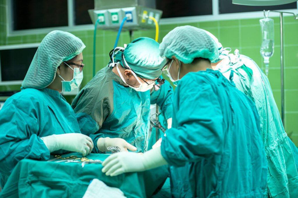 chirurdzy wykonujący operację odszkodowanie za uszczerbek na zdrowiu