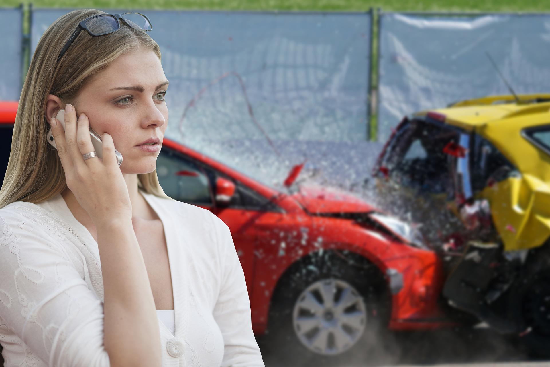 dziewczyna z telefonem dzwoni rozbite samochody likwidacja szkody